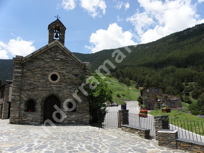L'&eacute;glise de Can&ograve;lich r&eacute;nov&eacute;e entre 1973 et 1979, avec au fond &agrave; droite l'h&ocirc;tel Restaurant Parador Canolich.