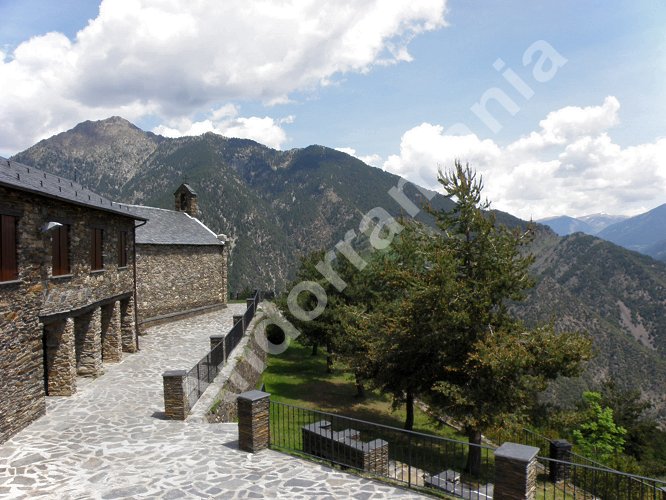 La situation unique du Sanctuaire de Canolich permet de profiter d'un paysage de hautes montagnes tr&egrave;s &eacute;tendu.