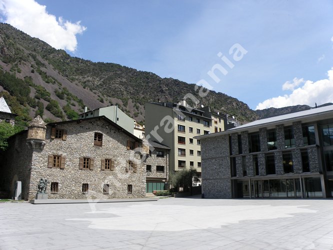 La place du Nouveau Conseil G&eacute;n&eacute;ral d'Andorre (Parlement)