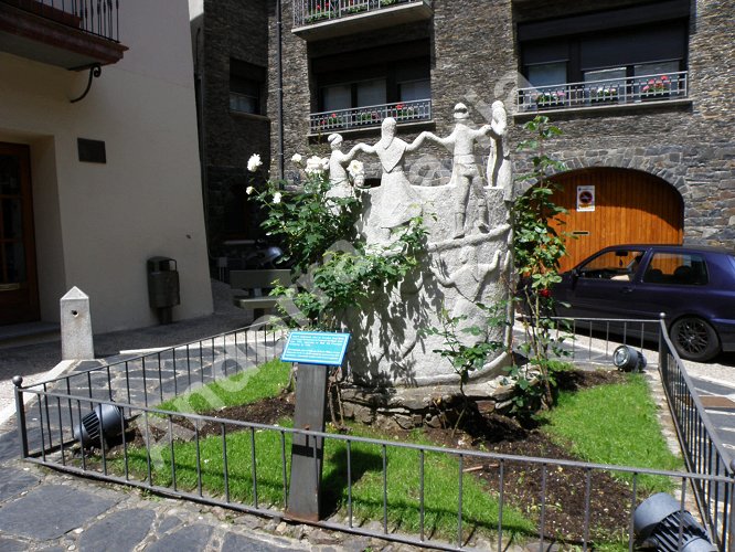 Sculpture 'El Ball del Contrap&agrave;s' de Sergi Mas.