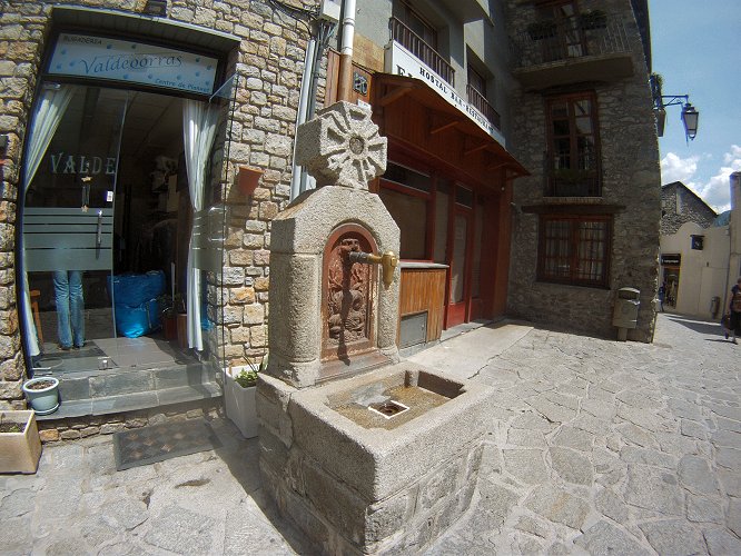 Fontaine en face de la maison des vall&eacute;es, dans le vieux quartier d'Andorre-la-Vieille.
