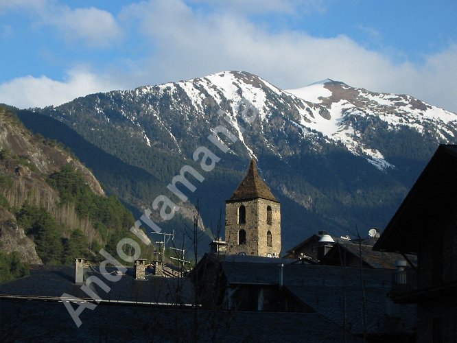 L'&eacute;glise Sant Corneli et Sant Cebri&agrave; d'Ordino, avec fond de montagnes enneig&eacute;es.