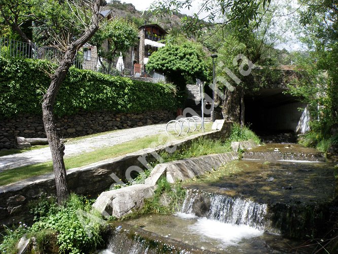 Torrent canalis&eacute; dans le centre du village d'Ordino.