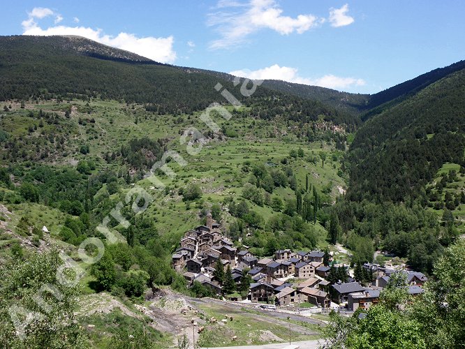 Os de Civis: Vue panoramique sur le village, avec au fond le sommet des pistes de ski de Pal (Vallnord)