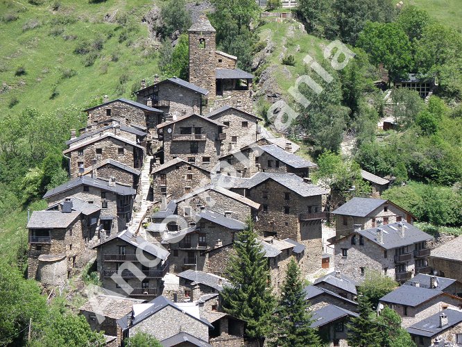 Le village d'Os de Civis est construit &agrave; flanc de montagne, au bord d'un petit torrent.