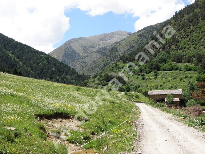 Chemin d'acc&egrave;s &agrave; Os de Civis depuis l'Espagne