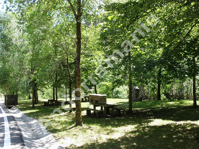 Aire de pic-nic am&eacute;nag&eacute;e avec barbecues sur la route entre Sant Juli&agrave; de L&ograve;ria (Andorre) et Os de Civis.