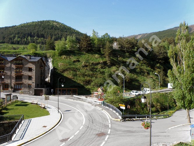 Le parking &agrave; l'entr&eacute;e du village de Pal.