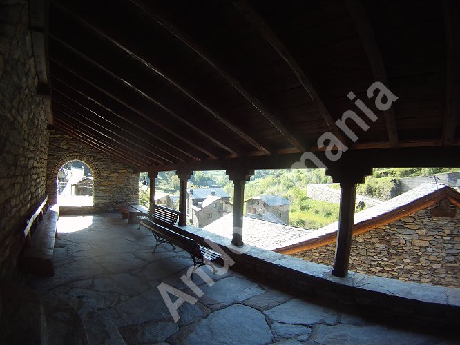 Porche couvert devant l'Eglise Sant Climent de Pal.