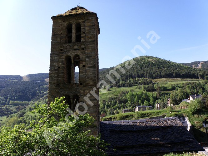 Le clocher de l'&eacute;glise Sant Climent de Pal, avec au fond les pistes de ski de Pal (Vallnord)