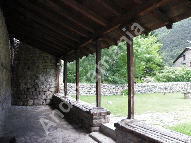  Le pr&eacute;au de l'&eacute;glise Santa Coloma (Andorre)