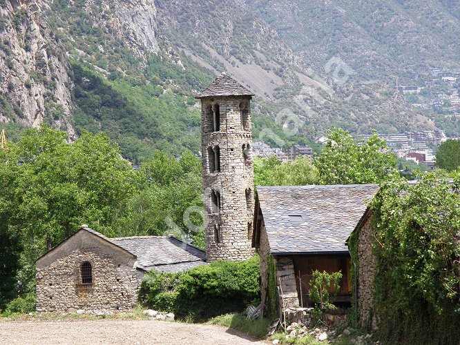 L'&eacute;glise Santa Coloma vue depuis le sud.